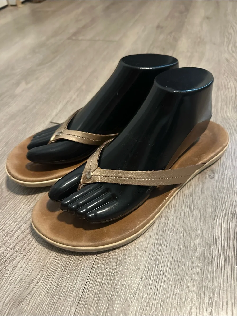 Olukai Honu Women's Metallic Gold Leather Flip Flop Sandals Sz 9